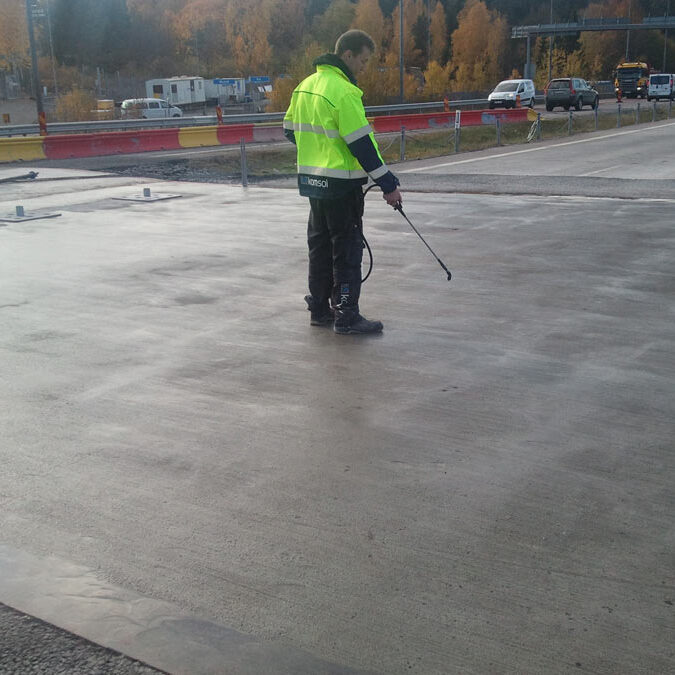 komsol Komsol®SEAL sanierung versiegelung beton seitenteile sockel pfeiler arbeiter Nacka-highway