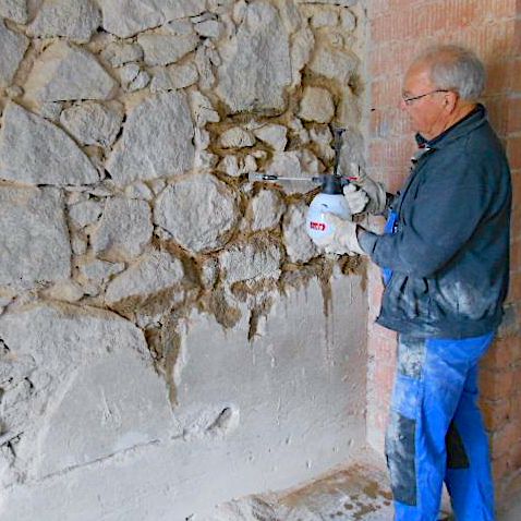 Komsol Komsol®SEAL keller Bruchsteinwand versiegeln abdichten Hydrophobieren Feuchtigkeitssanierung frostsicher altbau handwerker