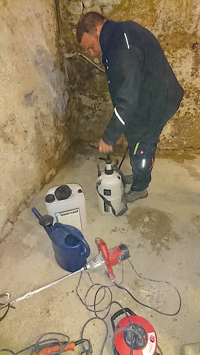 Komsol Komsol®SEAL keller bohrung fundamente versiegeln abdichten Hydrophobieren Feuchtigkeitssanierung frostsicher altbau spruehen