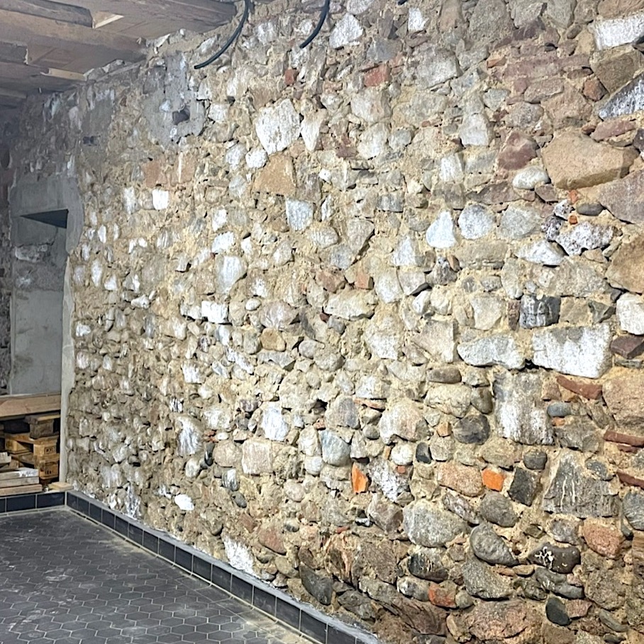 Komsol Komsol®SEAL keller Bruchsteinwand veredeln abdichten Hydrophobieren Feuchtigkeitssanierung frostsicher altbau