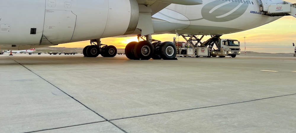 komsol SEAL Flughaefen Versiegeln Flugzeuge Rollwege Parkposition Rampe Hallenboeden Enteisung Betonplatten Stellplatz