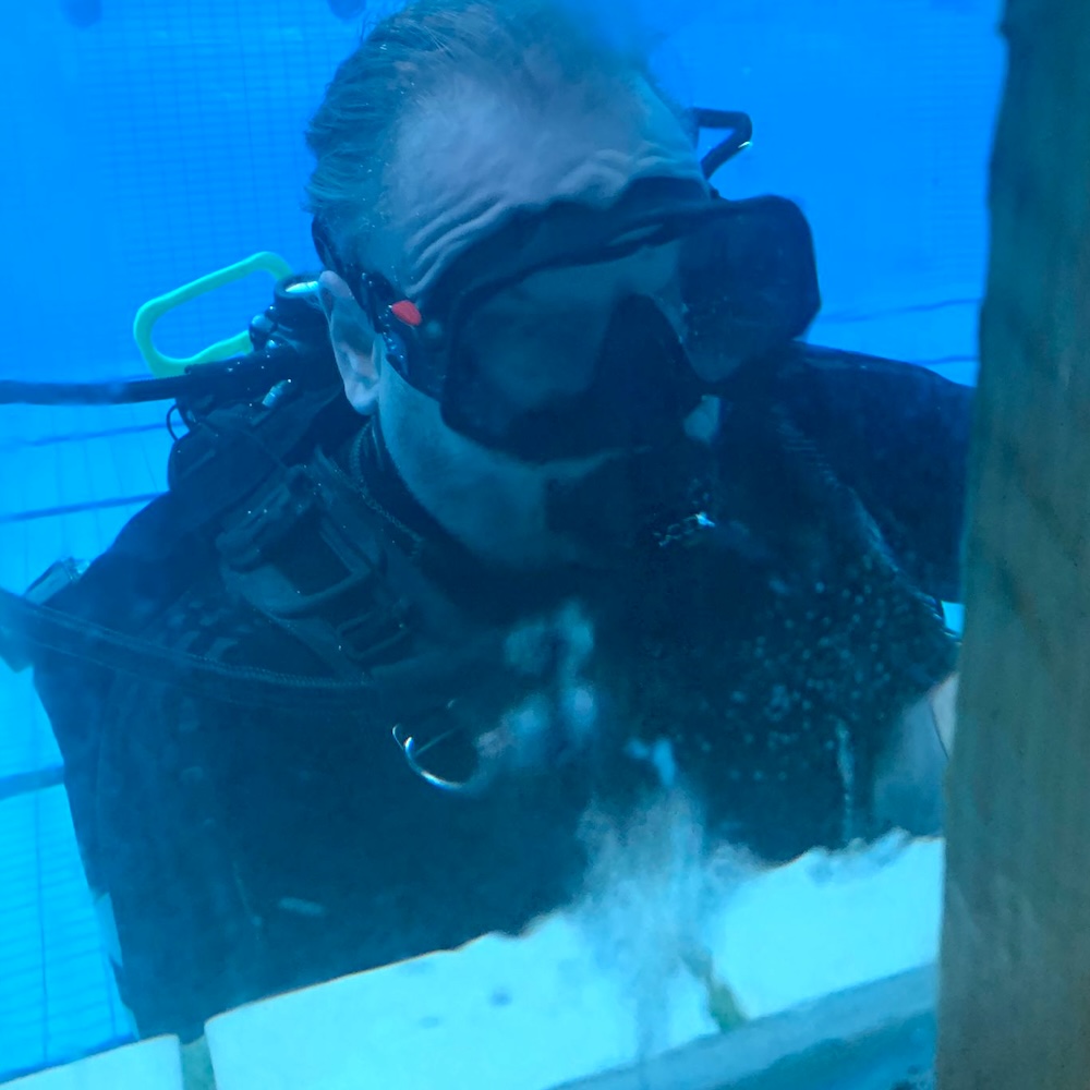 komsol SEAL Schwimmbecken Schwimmbad SUCON Ingenieurbau Beton Versiegeln Wartung Fenster Tauchen Fugen